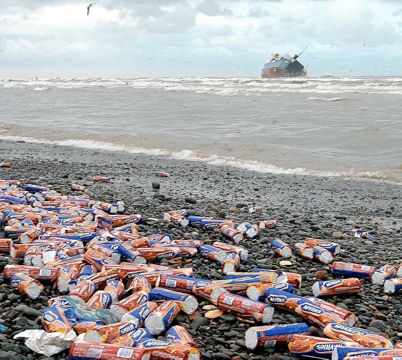  Паром "Риверданс", который во время сильнейшего шторма сел на мель, потерял еще и тысячи упаковок шоколадного печенья, усеявшего пляж на протяжении многих десятков метров