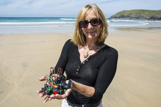Один из пляжей британского графства Корнуолл знаменит необычным явлением: время от времени там на берегу появляются детали конструктора Lego.