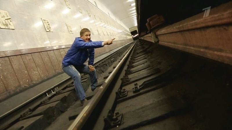 Что делать при падении на рельсы в метро. Инструкция, которая спасет жизни!