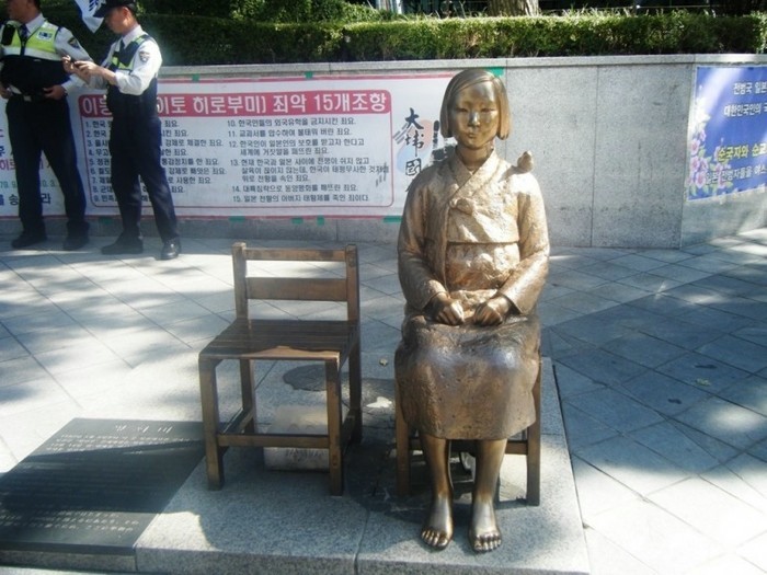 Япония отозвала посла из Южной Кореи из-за памятника проституткам напротив японского консульства