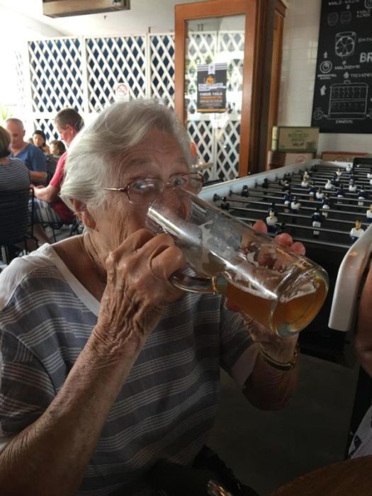 Бабушка с пивом
