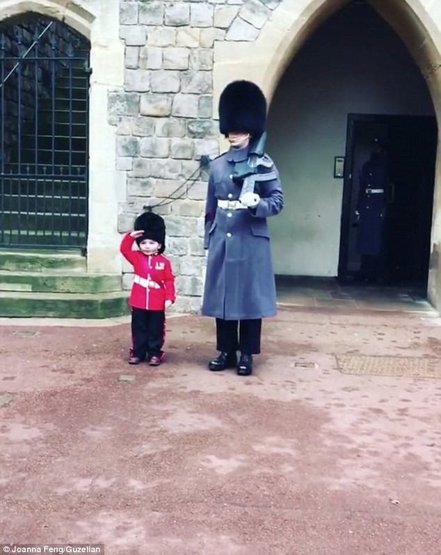Малыш в гвардейском костюме растопил сердца настоящих британских гвардейцев!