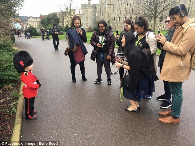 Малыш в гвардейском костюме растопил сердца настоящих британских гвардейцев!