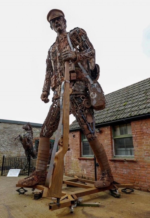 Невероятная скульптура из металлолома 