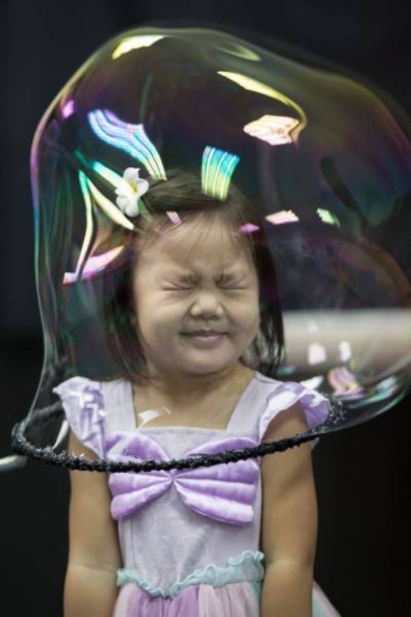 Девочка в мыльном пузыре 