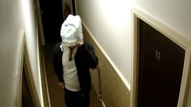 Бэдман забыл, что снимать маску с лица прямо перед камерой грабителю не стоит