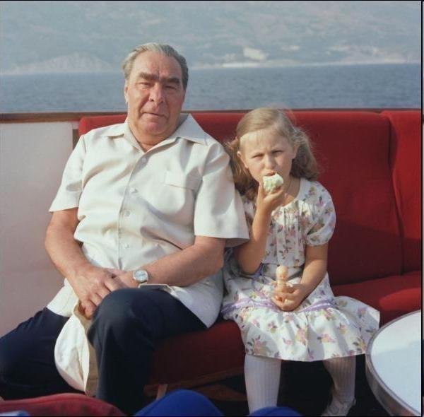 Л. Брежнев со своей правнучкой Галиной.