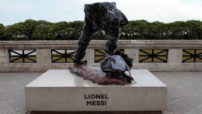 В Буэнос-Айресе вандалы спилили часть памятника Лионелю Месси!!!