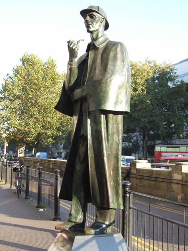 Памятник Шерлоку Холмсу в Лондоне.