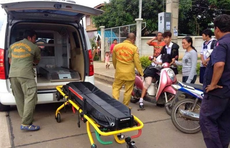 Тайская школьница повредила ногу в аварии на скутере
