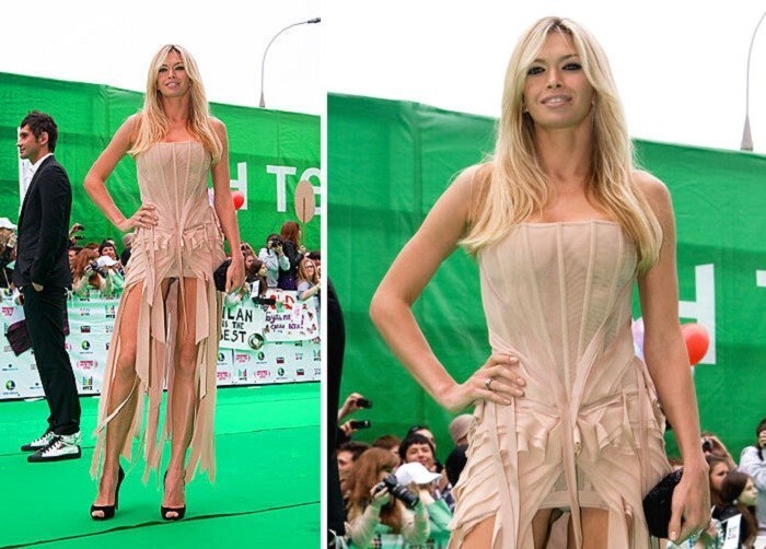 Нижнее белье, которое выглядывало из-под короткой юбки певицы Веры Брежневой на «Премии Муз-ТВ — 2010», не придало ей большего шарма.