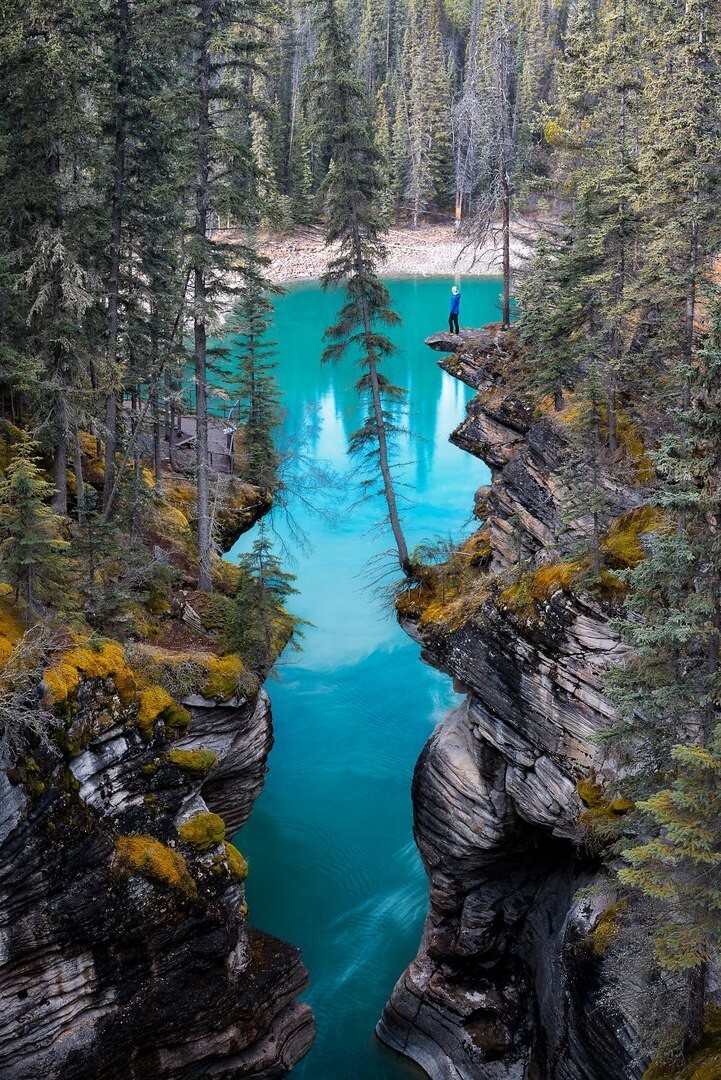 Водопад Атабаска, Канада.