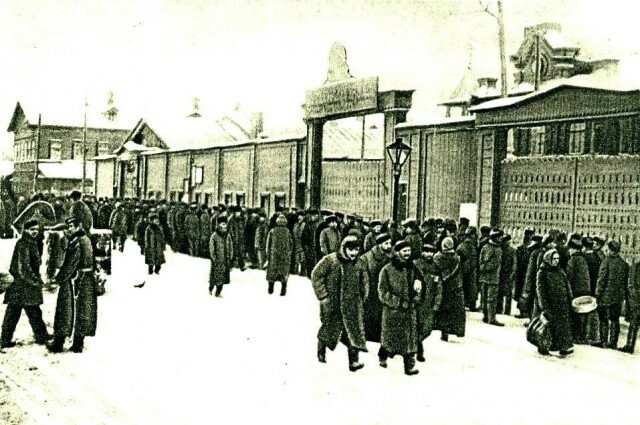 Бастующие рабочие у ворот Путиловского завода. Январь 1905 г.