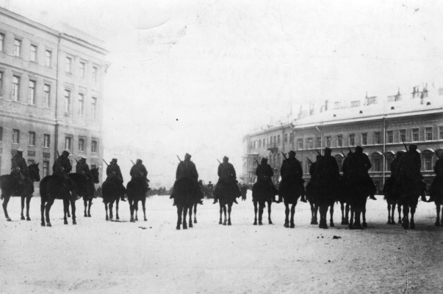 9 января 1905 г. Кавалеристы у Певческого моста задерживают движение шествия к Зимнему дворцу.