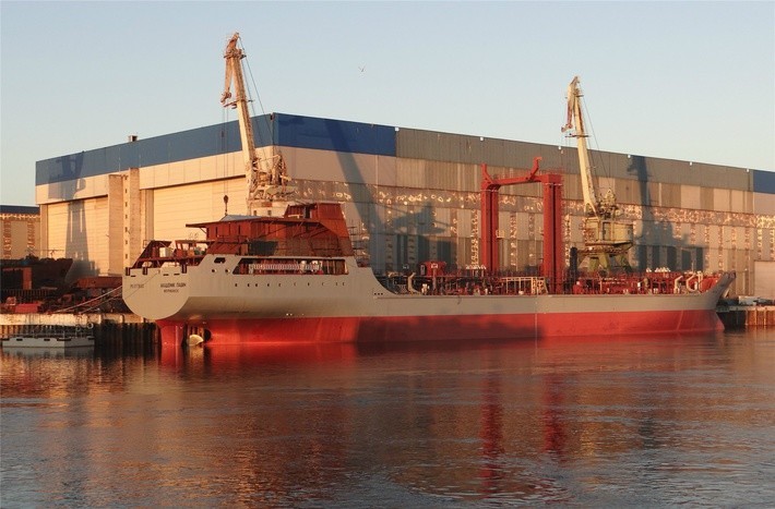 1. Средний морской танкер «Академик Пашин» проекта 23130