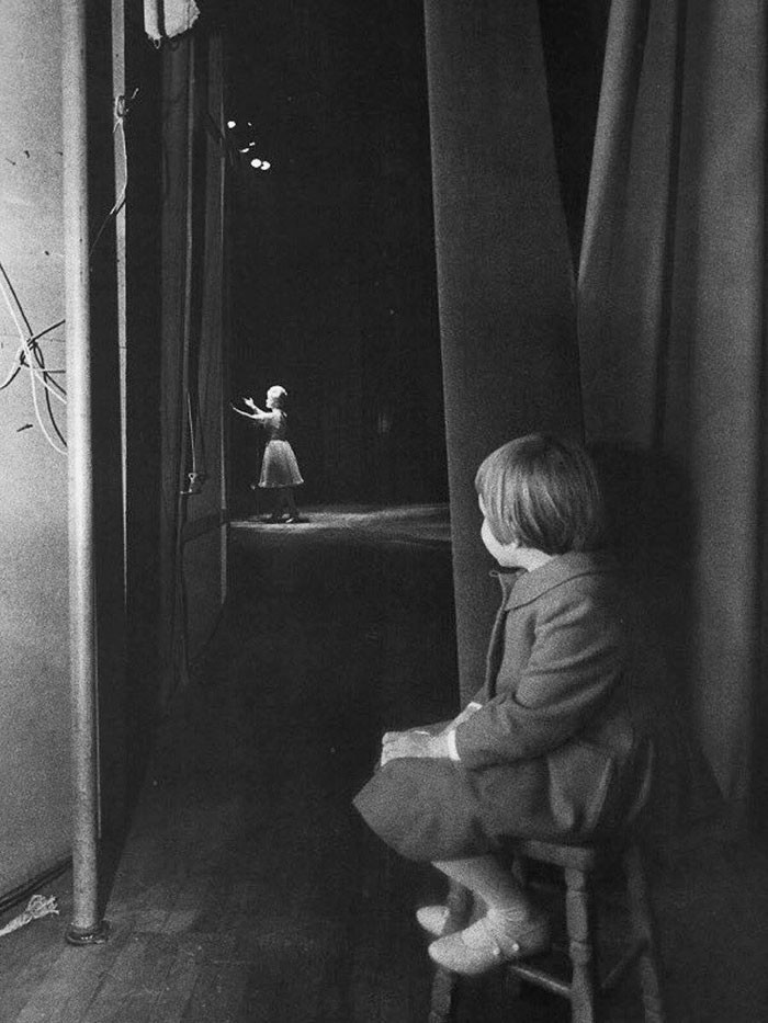 14. Маленькая Кэрри Фишер смотрит на свою маму Дебби Рейнольдс, выступающую на сцене, 1963 г.