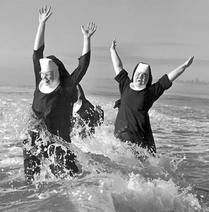 39. Монахини "Ордена святого Бенедикта" купаются в Тихом океане во время отпуска, 1960 г.