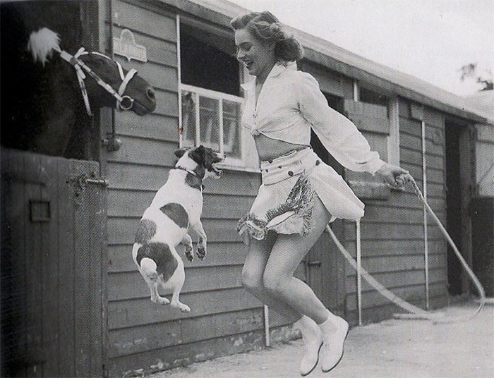 38. Женщина и ее собака прыгают через веревку, 1940-е гг.