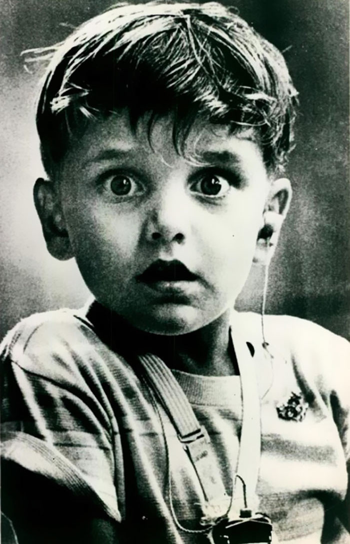 8. Глухой 5-летний Гарольд Уиттлес впервые в жизни слышит звуки - после установки слухового аппарата, 1974 г.