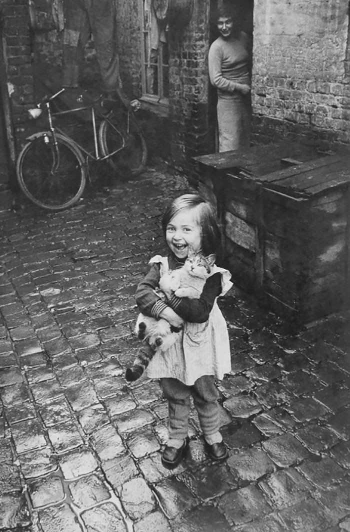 10. Счастливая французская девочка и ее кошка, 1959 г.