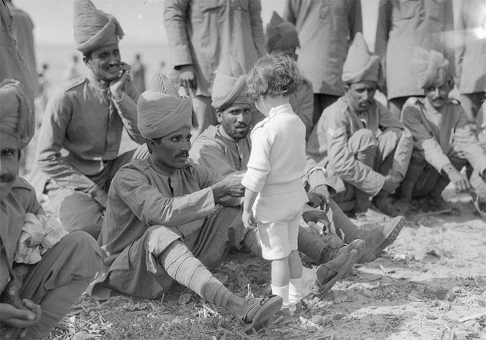 29. Французский мальчик знакомится с индийскими солдатами, прибывшими во Францию, чтобы сражаться на стороне французов и англичан. Марсель, 30 сентября 1914 г.