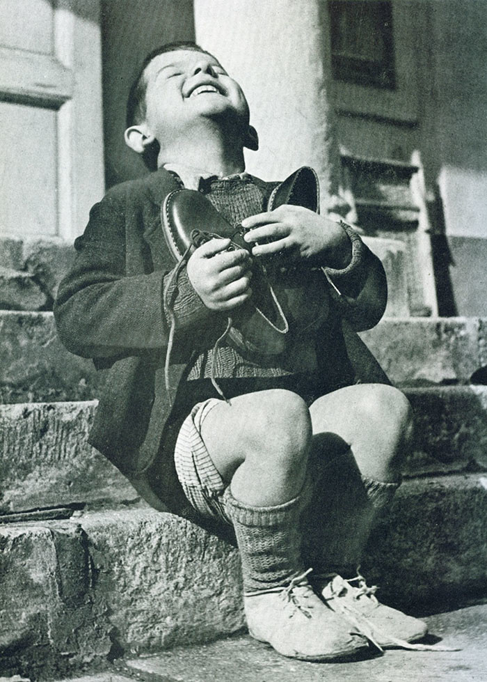 5. Австрийский мальчик получает новые ботинки. Снимок сделан во время Второй мировой войны