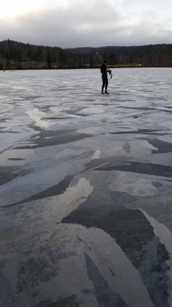 Замерзшее озеро невероятной красоты 
