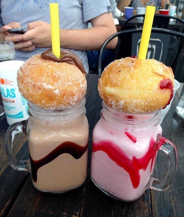 Молочный коктейль с пончиком 