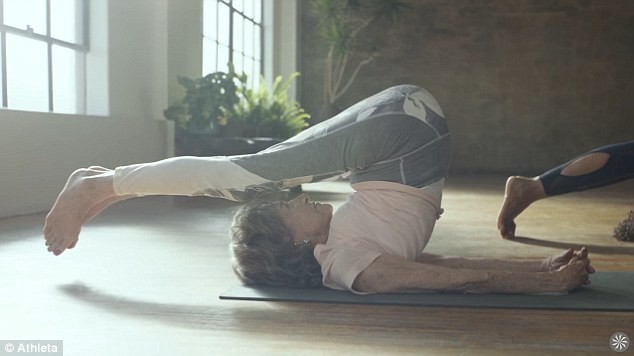 «Радость жизни находится прямо внутри вас» — Тао Порчон-Линч, 98-летняя инструктор йоги
