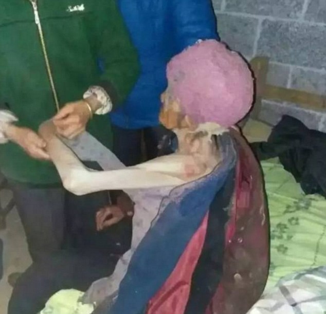 Невероятная жестокость: 92-летнюю бабулю родственники годами держали в грязной и холодной клетке