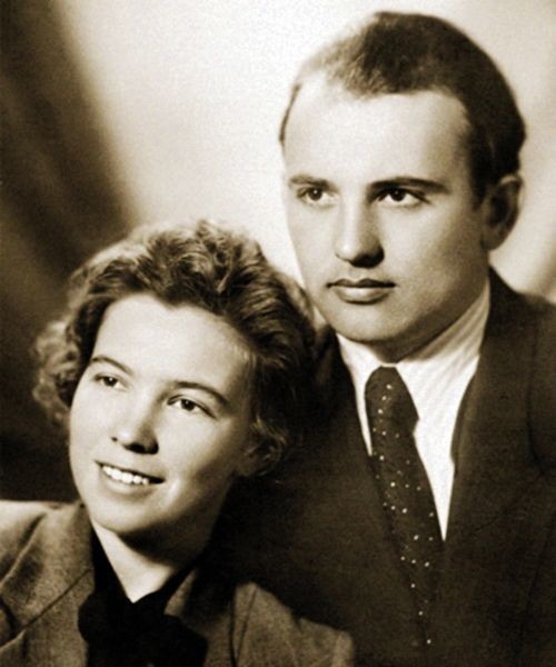 9. Раиса Титаренко и Михаил Горбачев накануне свадьбы, 1953 год 