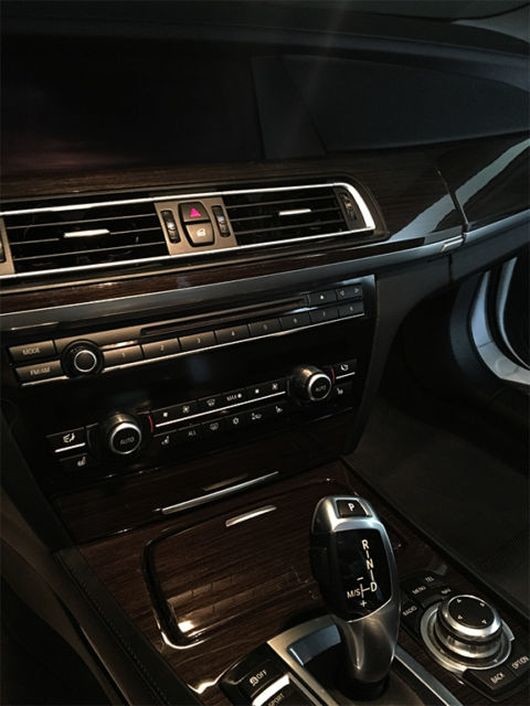 Белоснежный BMW 750Li смотрится эффектно