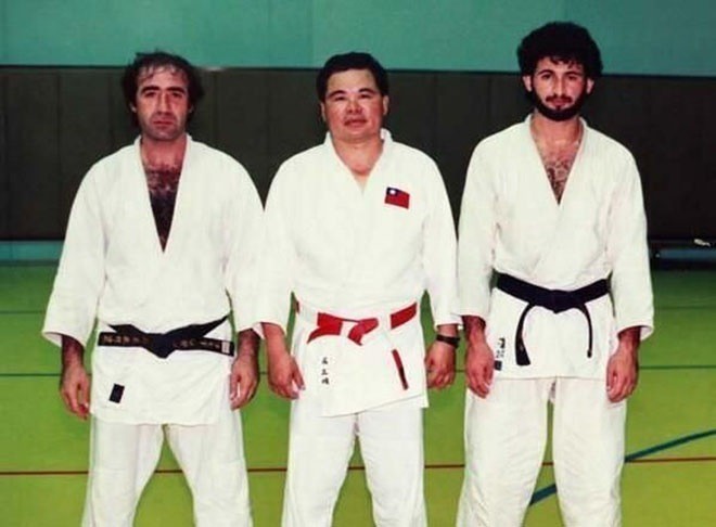 Молодой Усама бен Ладен (крайний справа) на тренировке по дзюдо, Саудовская Аравия