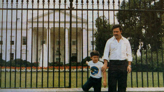 Наркобарон Пабло Эскобар позирует с сыном Хуаном перед Белым домом 
