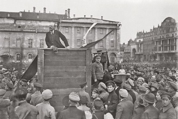 Владимир Ильич выступает перед частями Красной Армии. отправляющимися на Польский фронт. Москва