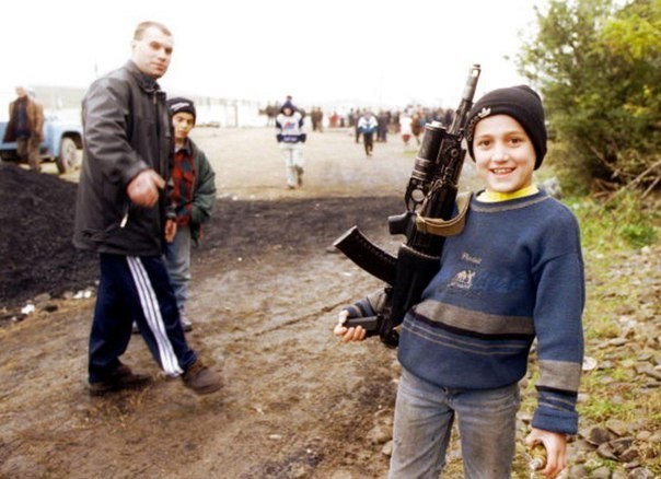 Чеченский мальчик с автоматом в лагере для беженцев. Ингушетия