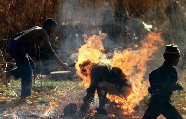 Сторонники Африканского национального Конгресса сжигают человека, в котором заподозрили шпиона зулу. ЮАР