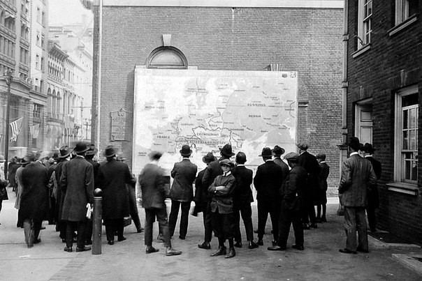 Прохожие изучают новую карту Европы после окончания Первой Мировой войны.  Филадельфия