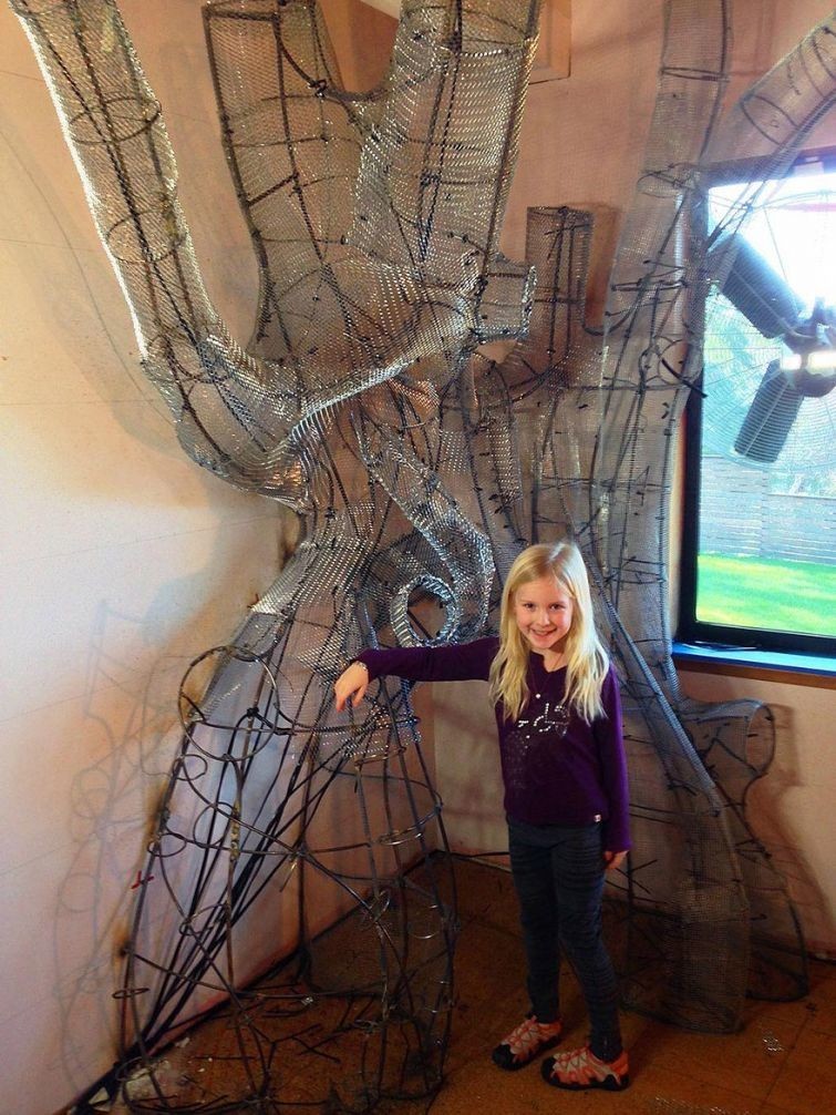 Творческий папа построил сказочный домик в виде дерева в спальне своей дочери  