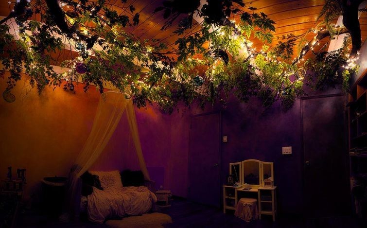 Творческий папа построил сказочный домик в виде дерева в спальне своей дочери  