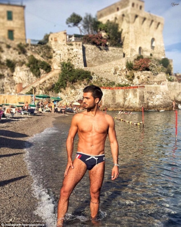 Итальянский мужской эскорт по имени Igorgigolotop демонстрирует свою спортивную форму на побережье Амальфи