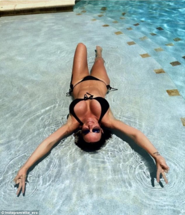 Ева Хантингтон красуется в бассейне на Палм-Бич