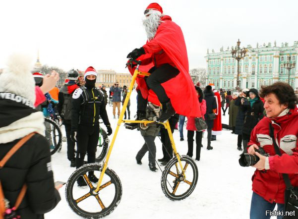 Деды Морозы и Снегурочки устроили велопробег по центру Петербурга