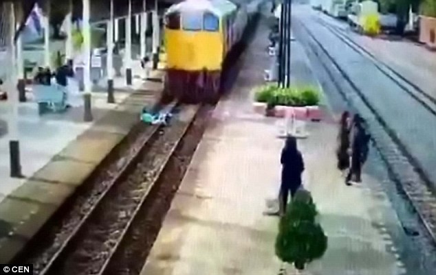 Чудо в Таиланде: мужчина встал невредимым из-под колес поезда!