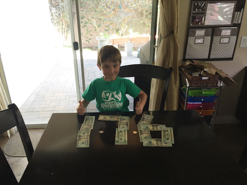 7-летний мальчик собрал деньги на колледж благодаря своей кампании по сбору утильсырья