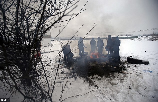 Беженцы, попавшие в Сербию, страдают от холода в старых вагонах