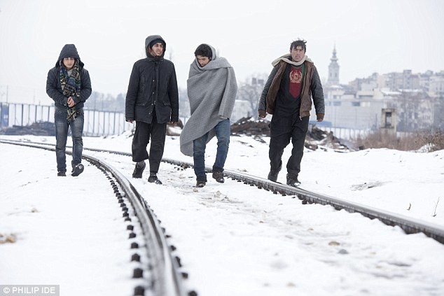 Беженцы, попавшие в Сербию, страдают от холода в старых вагонах