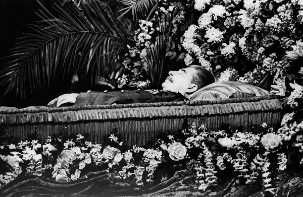 Иосиф Виссарионович Сталин(1878-1953) - Тела были погребены после распада СССР в 1992 году.