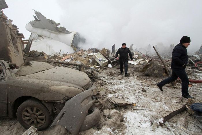 Под Бишкеком грузовой самолет упал на жилой поселок!