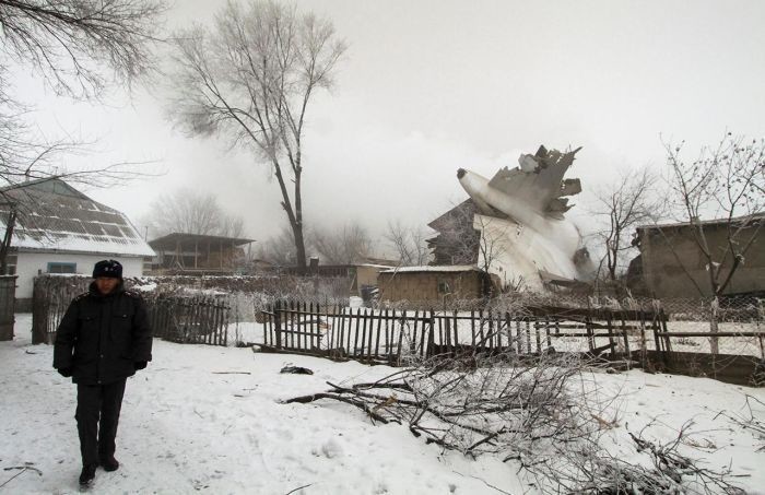 Под Бишкеком грузовой самолет упал на жилой поселок!